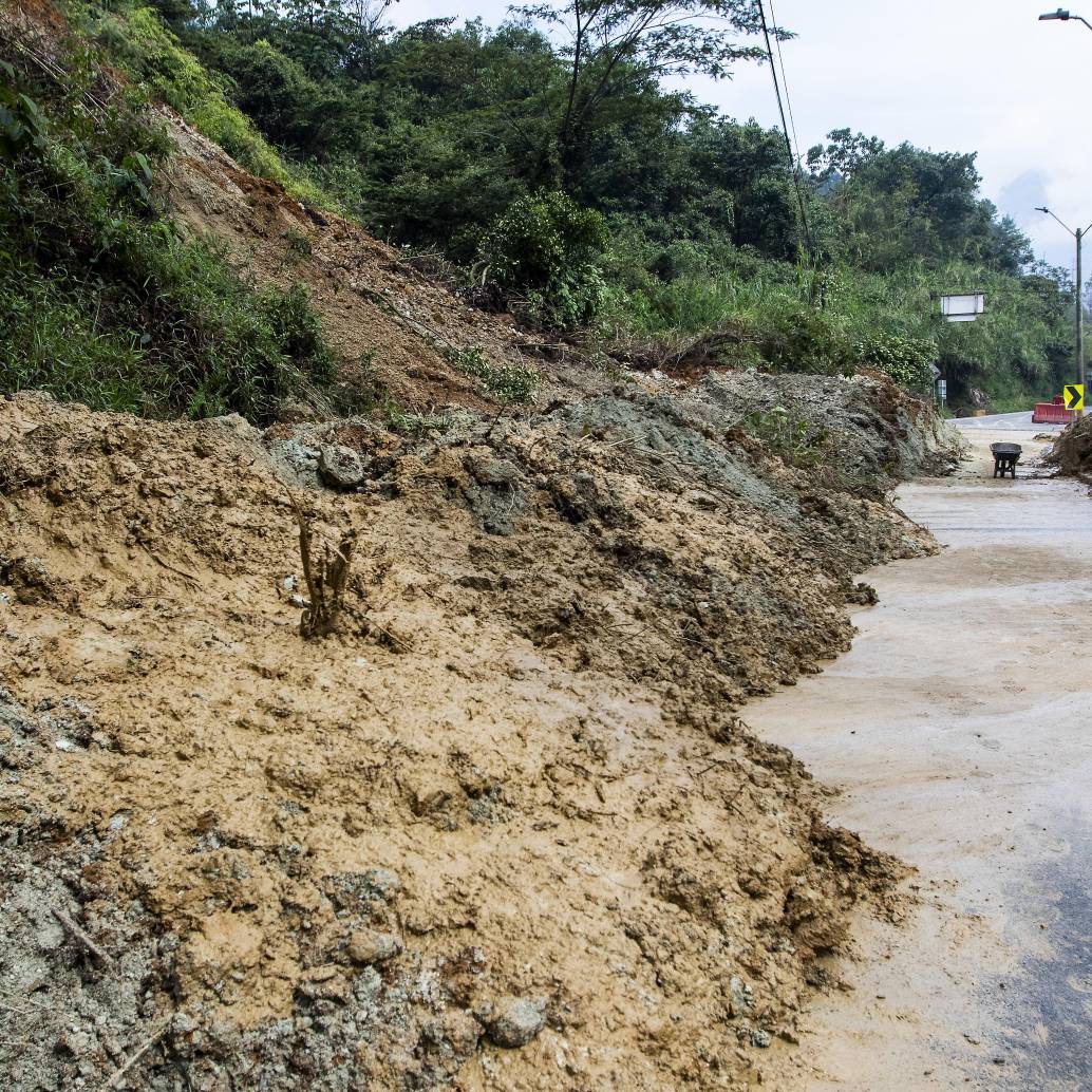Las fallas, combinadas con el impacto de sismos y la humedad constante, han desencadenado estragos en más de 1.000 puntos críticos en las carreteras del departamento. FOTO: Julio César Herrera
