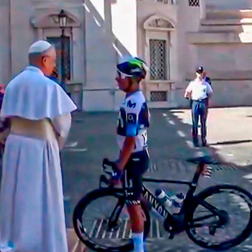 Nairo Quintana saluda al papa León XIV en el Vaticano durante el inicio de la última etapa del Giro de Italia 2025. FOTO: CAPTURA DE PANTALLA