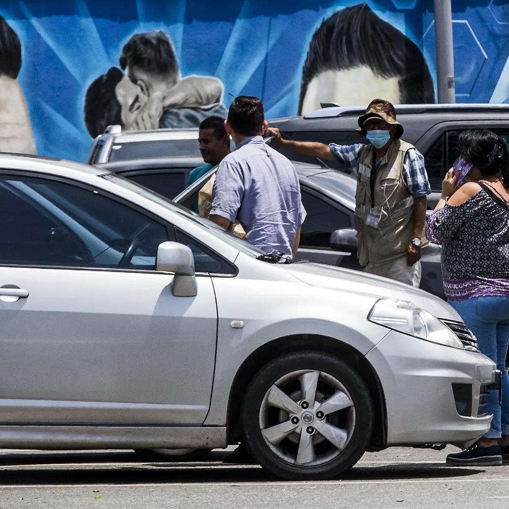 Descripción: Parqueaderos de la Unidad Deportiva Atanasio Girardot, sector de las canchas de tanis de campo. La alcaldía de los quiere quitar para entregarlos a una entidad privada. Personajes: Hernando Antonio Henao (AMTAG). Fecha de evento: 23/03/2022. Foto: Julio César Herrera Echeverri.