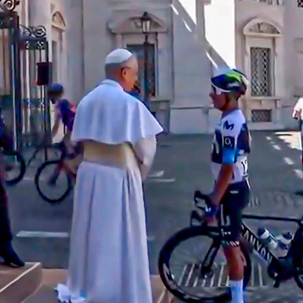Nairo habló con el papa León XVI en la etapa final del Giro. FOTO CAPTURA DE VIDEO