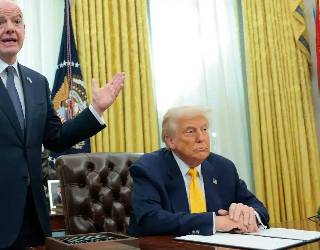 El presidente de la FIFA, Gianni Infantino, estuvo con el presidente de Estados Unidos, Donald Trump, en la Oficina Oval. FOTO: Getty.