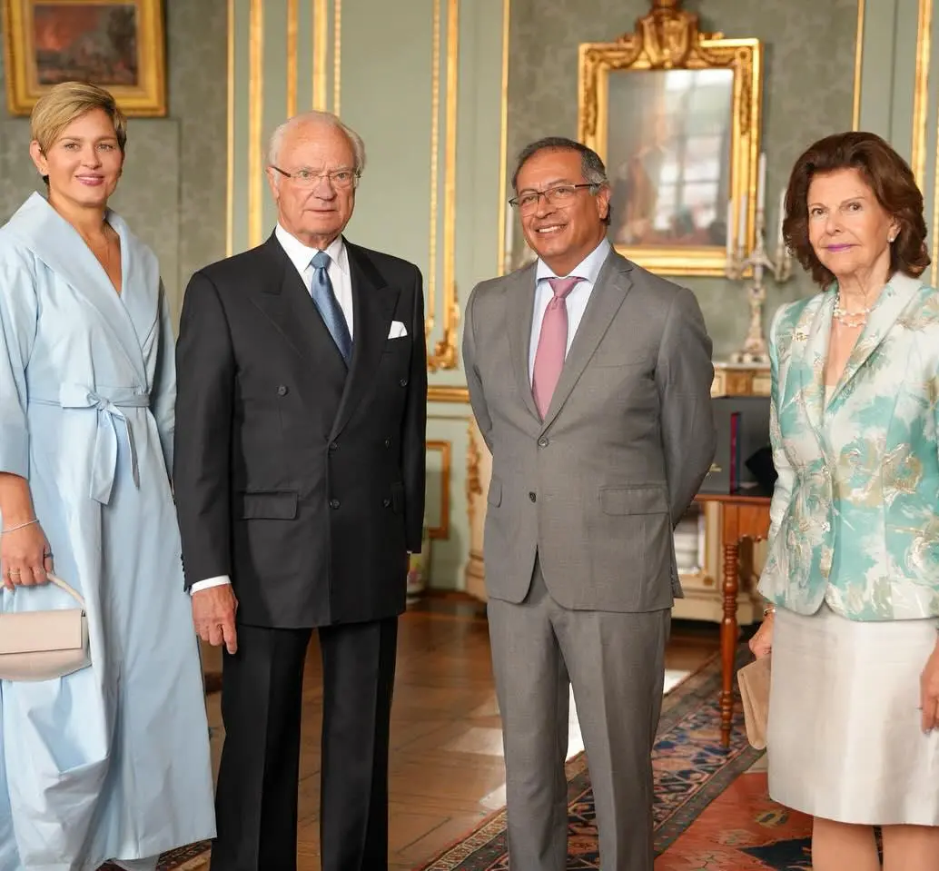 La primera dama, Verónica Alcocer, y el presidente Gustavo Petro, durante una visita oficial a Suecia en junio de 2024. A su lado, el Rey Carlos XVI Gustavo y la Reina Consorte Silvia de Suecia. FOTO: Cortesía Presidencia de la República