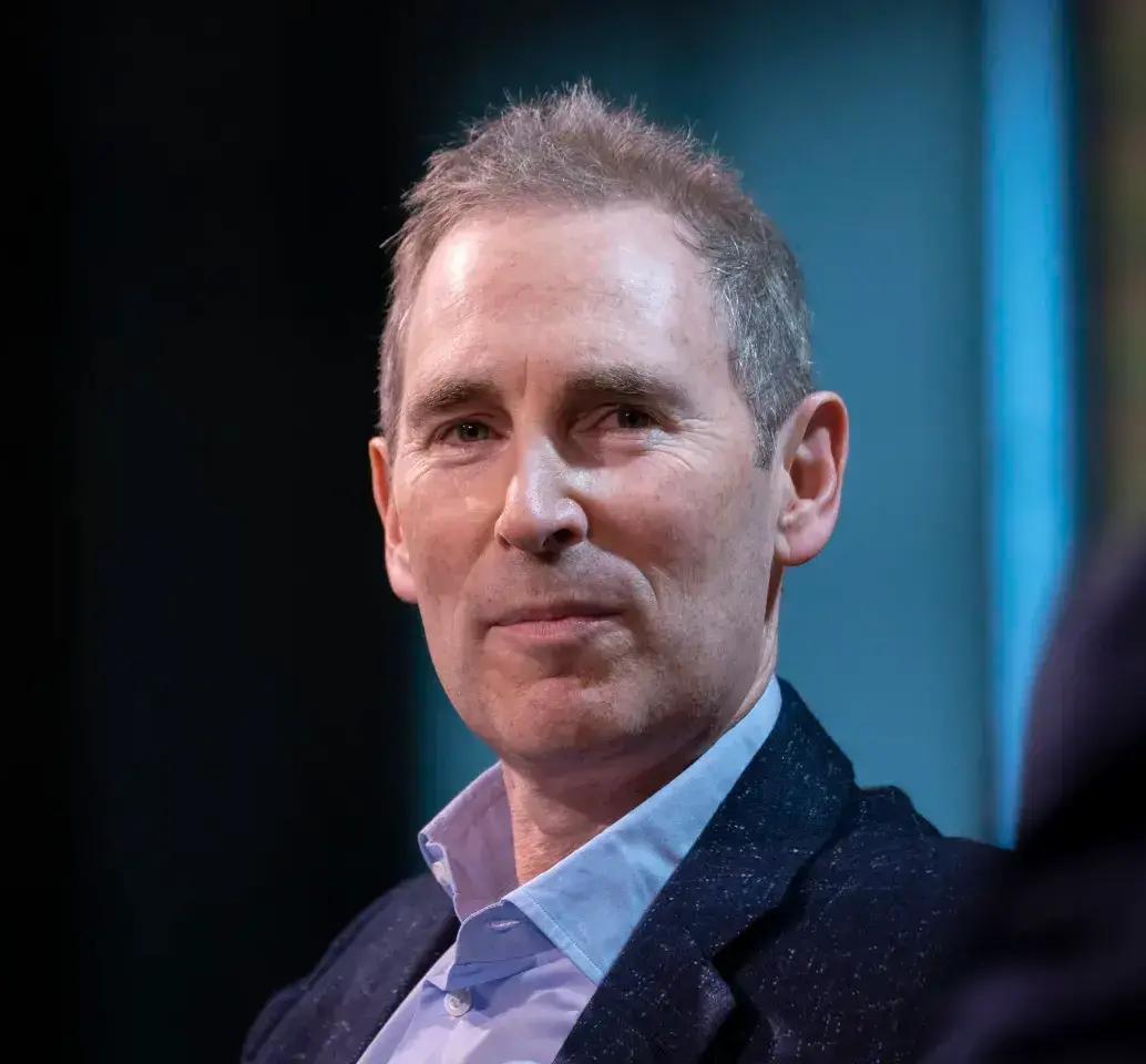 Andy Jassy, CEO de Amazon, anunció que la IA generativa impactará la estructura laboral de la compañía. FOTO: GETTY