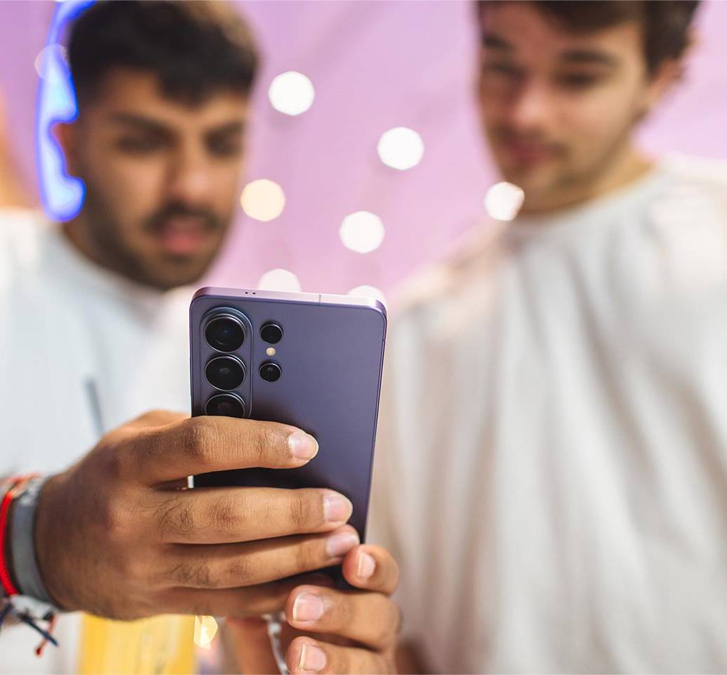 Esta semana se presentó en Colombia el Galaxy S26+, primer smartphone con tecnología de privacidad integrada en el panel. FOTO cortesía Samsung Colombia