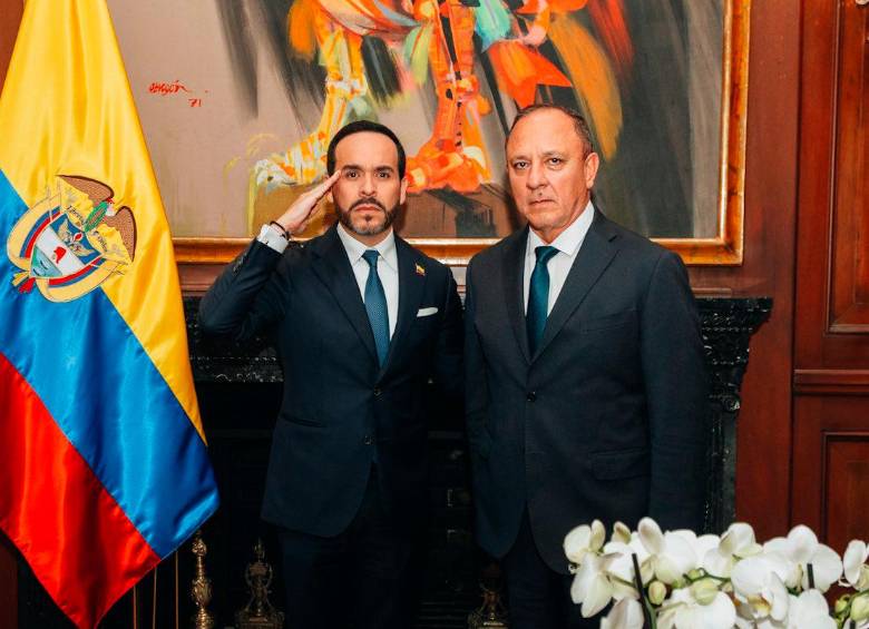 El general en retiro Jorge Andrés Zuluaga López, nuevo director de la DNI, junto al presidente Abelardo de la Espriella. FOTO: CORTESÍA DE PRESIDENCIA.