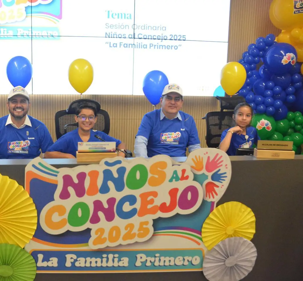 Los niños se tomaron el Concejo de Envigado y se quejaron por la calidad de los alimentos que reciben en el colegio. FOTO Concejo Envigado