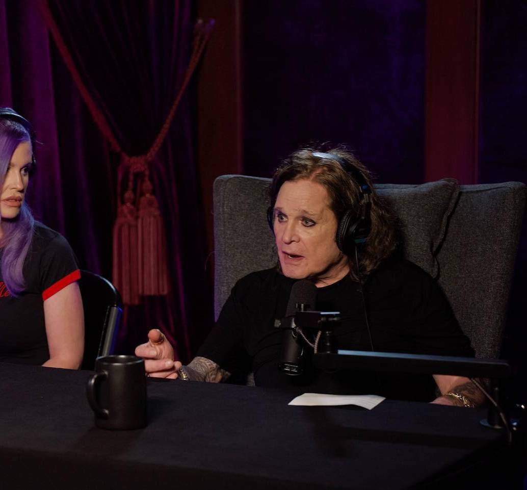 Tras la muerte del cantante Ozzy Osbourne, quien falleció a los 76 años, su hija Kelly se convirtió en la primera de sus cinco hijos en rendirle tributo públicamente. FOTO: Tomada de Instagram @KELLYOSBOURNE
