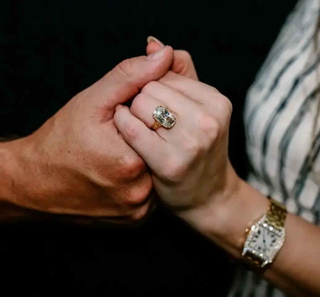 Taylor Swift mostró en Instagram el anillo de compromiso de inspiración victoriana que Travis Kelce le entregó. FOTO tomada de Instagram @taylorswift