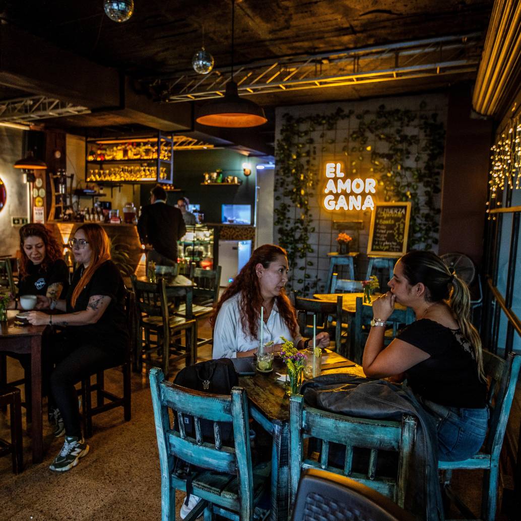 El gasto de los hogares atados a restaurantes y hoteles presionan al alza la inflación en Colombia. FOTO Julio César Herrera