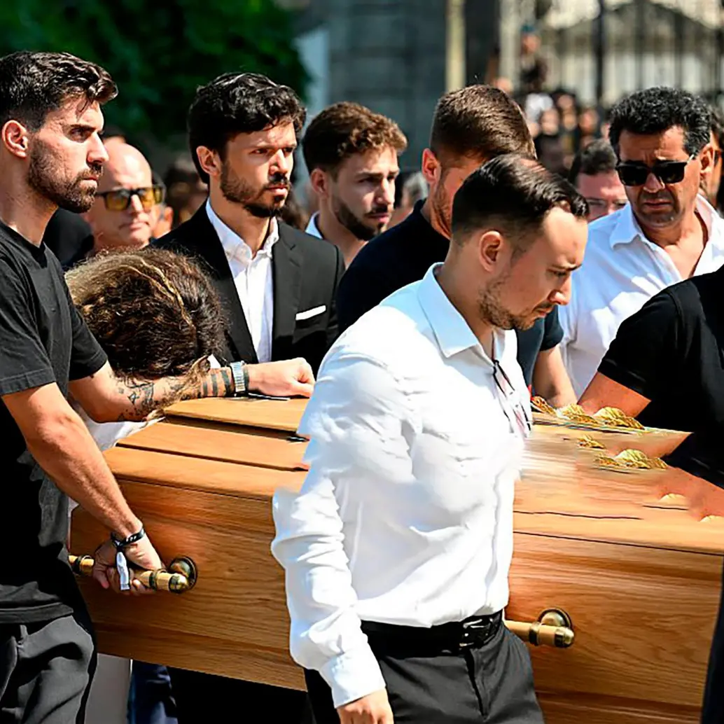 Las honras fúnebres de Diogo Jota y su hermano, André Silva, se realizaron en la catedral de Gondomar, localidad donde crecieron. Hubo un acompañamiento masivo de los habitantes del lugar y de figuras del fútbol a sus familiares. <span class="mln_uppercase_mln">FOTO</span> <b><span class="mln_uppercase_mln">getty</span></b>