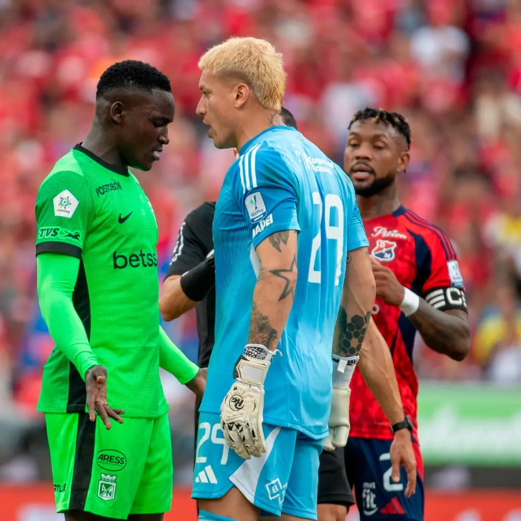 El arquero uruguayo Washington Aguerre y el delantero de Nacional, Kevin Viveros, se encararon después de un tiro libre en el primer tiempo del partido. FOTO: JUAN ANTONIO SÁNCHEZ