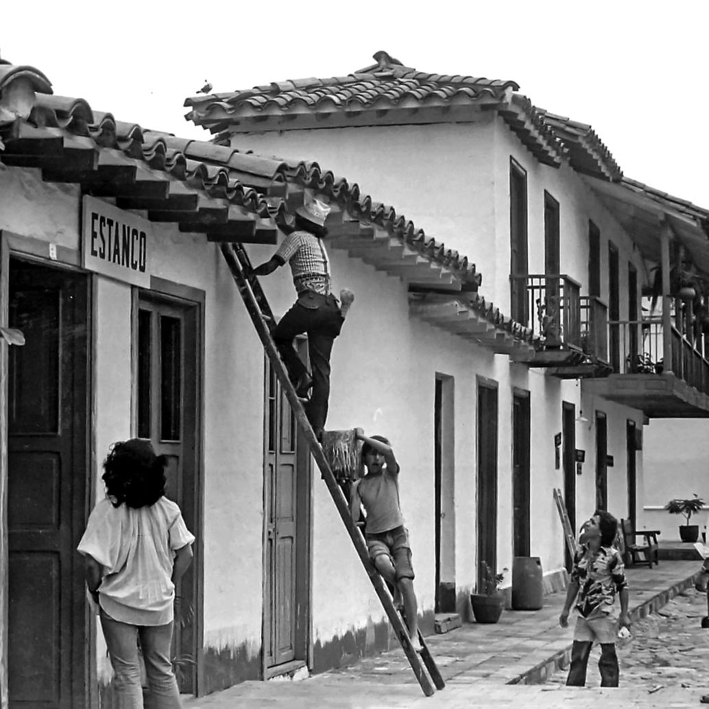 Trabajadores le aplican una mano de cal al Pueblito Paisa. Construido en los 70 en el cerro Nutibara, este lugar se inspiró en los pueblos tradicionales de Antioquia.<span class="mln_uppercase_mln"> </span><span class="mln_uppercase_mln">FOTO</span> <b><span class="mln_uppercase_mln">JORGE ZULETA ZEA</span></b>