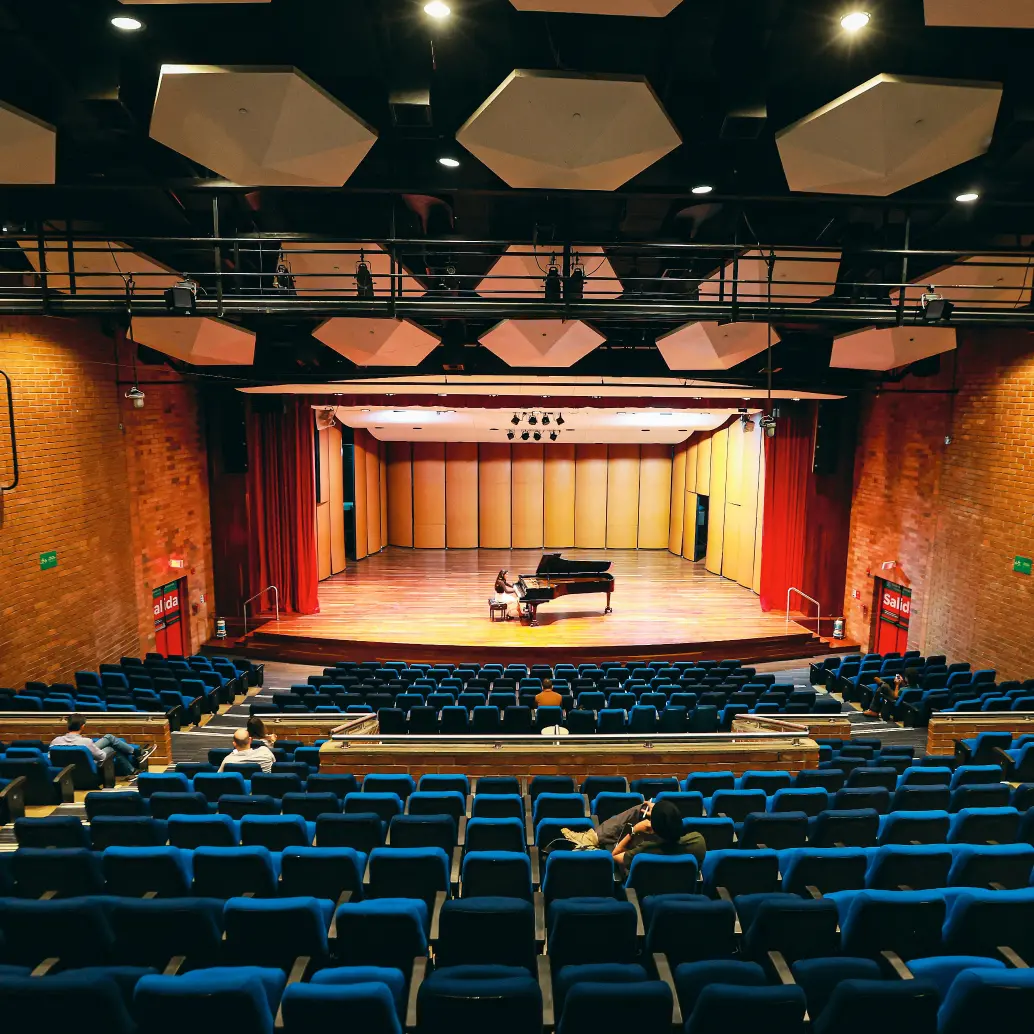 Con una capacidad superior a las seiscientas personas, el auditorio Fundadores es uno de los escenarios de la vida cultural y académica de Eafit. También es la sede de su orquesta. FOTO manuel saldarriaga