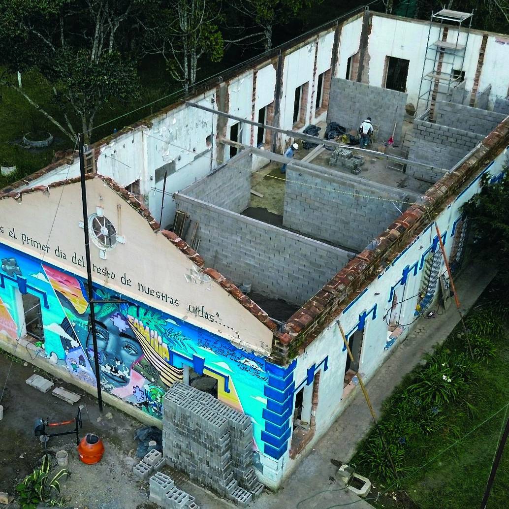 Así se ve desde arriba la reconocida e histórica Casa Inalámbrica de Envigado, también distinguida como el antiguo Club Telecom, o la Casa de la Comunidad Terapéutica. FOTO Manuel Saldarriaga.