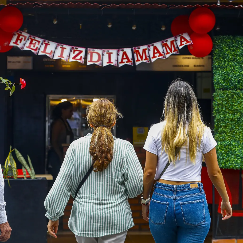 El Día de la Madre, aunque emotivo, es también una de las temporadas de mayor consumo del año, y muchos gastos se hacen sin planificación. Foto: Manuel Saldarriaga