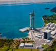 Ilustración generada con inteligencia artificial de una plataforma de lanzamiento de cohetes en el Golfo de Urabá. FOTO: Manuel Saldarriaga y procesada con Gemini