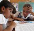 Imagen de referencia de alumnas de primaria leyendo en el salón de clases. FOTO: EL COLOMBIANO
