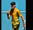 El italiano, Jannik Sinner, número dos del mundo celebra tras lograr la clasificación a octavos de final del Abierto de Australia, tras superar inconvenientes por fuertes calambres. FOTO TOMADA X@janniksin