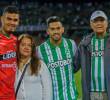 Andrés Felipe cuando militaba con Atlético Nacional, aparece en la foto con su hermano José Eduardo y su padre Adolfo Andrade, quien falleció este sábado en Cali. FOTO TOMADA INSTAGRAN PIPEANDRADE