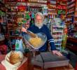 La fina pesa alemana que trajo don Pacho de uno de sus viajes todavía presta servicio para medir con precisión varios productos que se venden en el granero. FOTO Manuel Saldarriaga