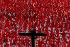 En el pueblo español de Tarazona, los penitentes de la cofradía del Silencio del Santísimo Cristo del Rebate, conocidos popularmente como “ensacados” por los sacos de arpillera que cubren sus cabezas, se reúnen en la iglesia para orar durante toda la Semana Santa. Foto: AFP