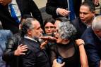 Al final de la jornada tuvo que intervenir la Policía. Efraín Cepeda, presidente del Senado, salió como el ganador de la plenaria, pues se oponía a la consulta. FOTO: Colprensa