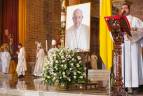 El funeral diocesano en la Catedral Metropolitana de Medellín fue una oportunidad para que la comunidad católica de la ciudad expresara su cariño y gratitud al Papa Francisco, un hombre que abrazó a Medellín con su presencia y que dejó una huella imborrable en la historia de la Iglesia y del mundo. Foto: Esneyder Gutiérrez 