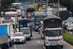 Un fuerte trancón se registró en la vía que conecta a Medellín con Caldas y el Eje Cafetero, debido a las protestas de transportadores de carga y mercancías que iniciaron en la madrugada de este lunes. Foto: Manuel Saldarriaga Quintero.