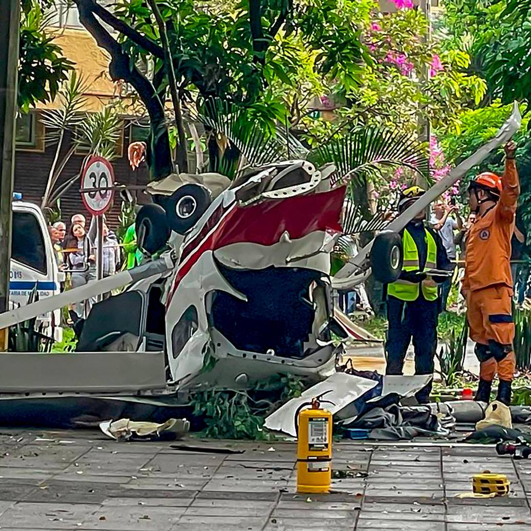 Esta es la avioneta precipitada en el barrio Estadio, de Medellín, en la tarde de este viernes. Las autoridades desconocen las causas por las cuales se accidentó. FOTO: MANUEL SALDARRIAGA