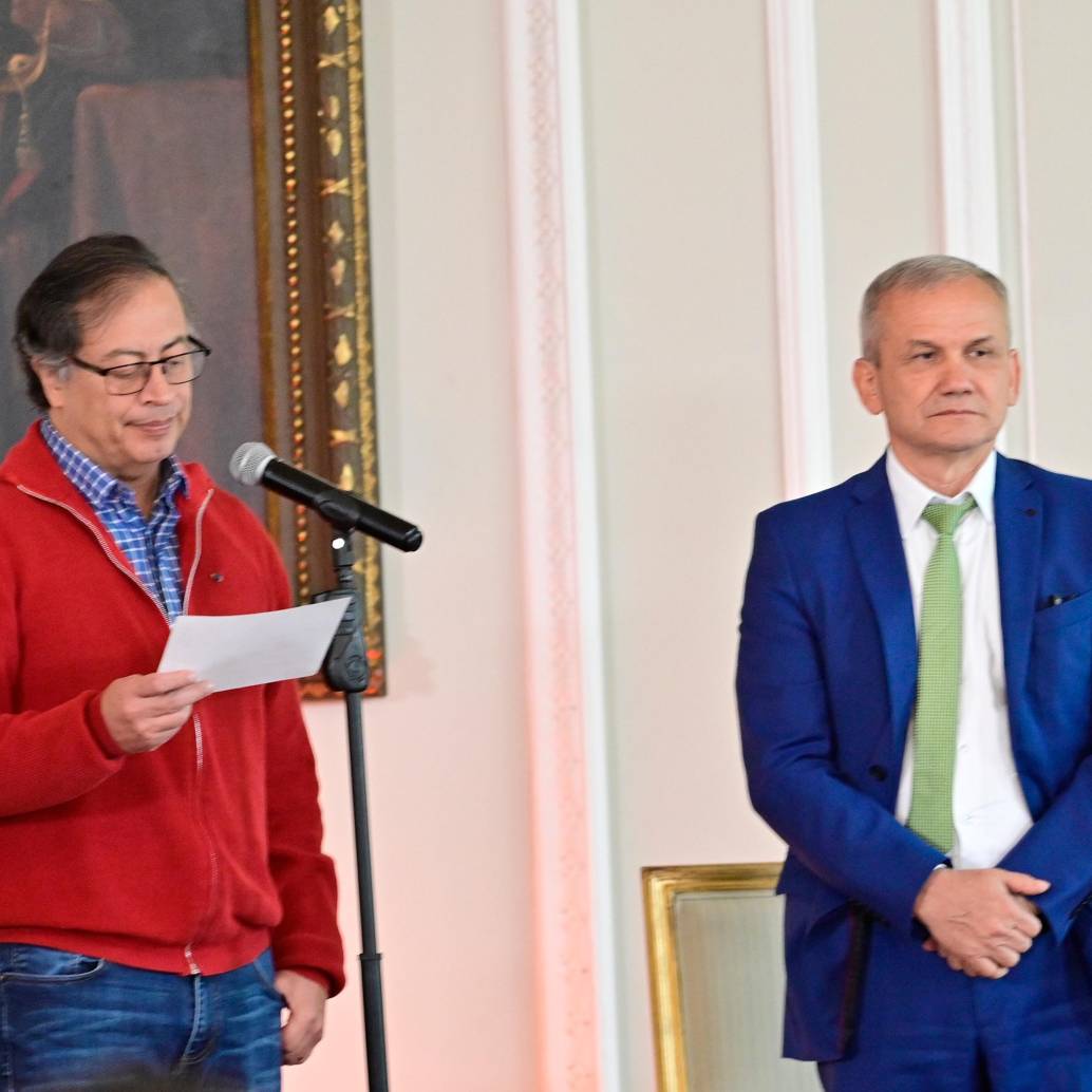 El presidente Gustavo Petro y el exsecretario del Dapre, Carlos Ramón González, requerido por la justicia colombiana. FOTO PRESIDENCIA