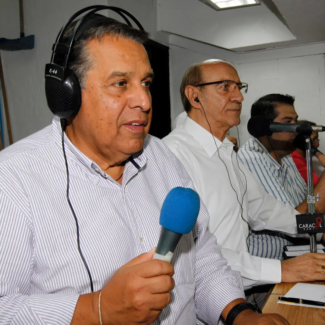 Las cabinas de radio fueron la segunda casa de Jorge Eliécer. En la imagen aparece durante una de sus transmisiones, acompañado de otra insignia de la radio antioqueña, Weimar Muñoz Ceballos. <span class="mln_uppercase_mln">FOTO</span><b><span class="mln_uppercase_mln"> jaime pérez</span></b><span class="mln_uppercase_mln"> </span>