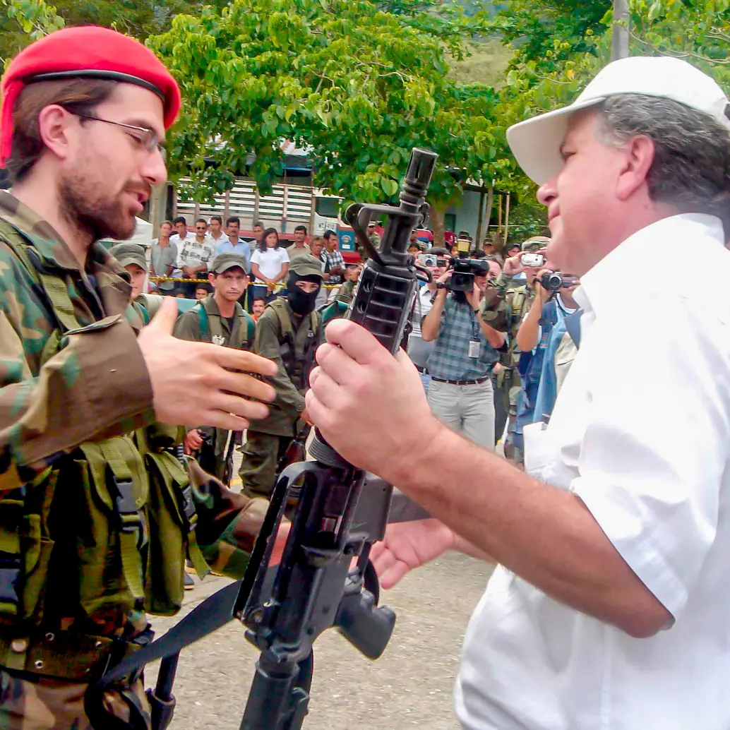 Supuestos integrantes del Frente Cacica La Gaitana entregaron armas al entonces comisionado de paz, Luis Carlos Restrepo. FOTO: Colprensa