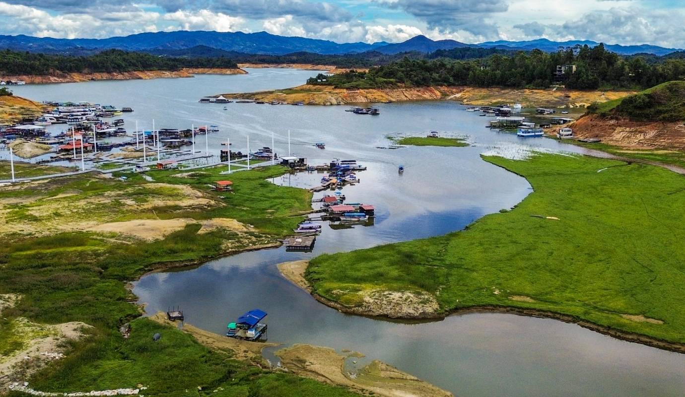 Las recientes lluvias han contribuido a una recuperación gradual del embalse, aumentando su capacidad y, las empresas de servicios náuticos volvieron a operar normalmente. Foto: Camilo Suárez Echeverry