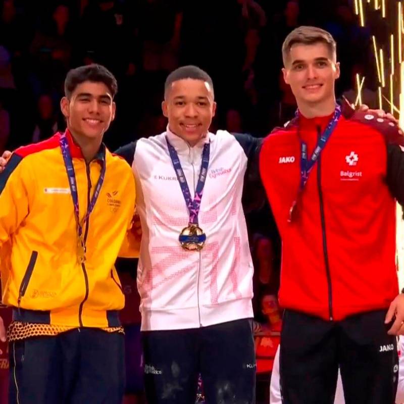 Ángel Barajas, primero de izquierda a derecha, en el podio de la World Challenge Cup de gimnasia. FOTO @maple_maple555