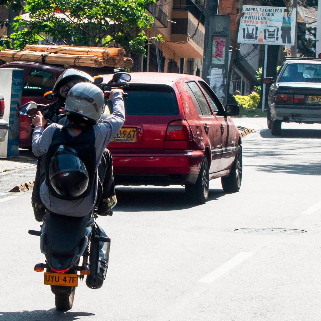 Los piques son una de las maniobras más recurrentes en los barrios, exponiendo la integridad de ellos y de otros actores viales.<b><span class="mln_uppercase_mln"> </span></b>FOTOS<b><span class="mln_uppercase_mln"> JULIO CÉSAR HERRERA</span></b>