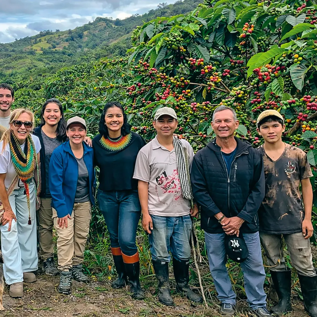 Vanessa Vargas y Diana Franco, fundadoras de Avelí Café, lograron una exportación histórica de tres toneladas hacia Alemania. En la foto, durante una visita a los cultivos de café en Concepción. FOTO Cortesía