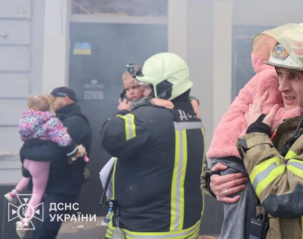 <span class="mln_uppercase_mln">Los</span><b><span class="mln_uppercase_mln"> más de 40 niños de un jardín infantil en Járkov lograron ser rescatados. FOTO: X DE VOLODOMIR ZELENSKY </span></b>