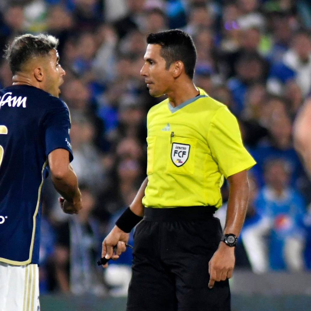 El árbitro central Jorge Duarte no pitó la falta sobre Edwin Herrera a pesar de que el asistente levantó la bandera. FOTO Tomada de ‘X’: @LPEmbajador