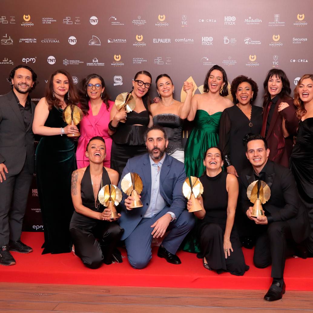 Parte del elenco de estimados señores y los premios que ganaron en los Macondo. FOTO Cortesía Premios Macondo