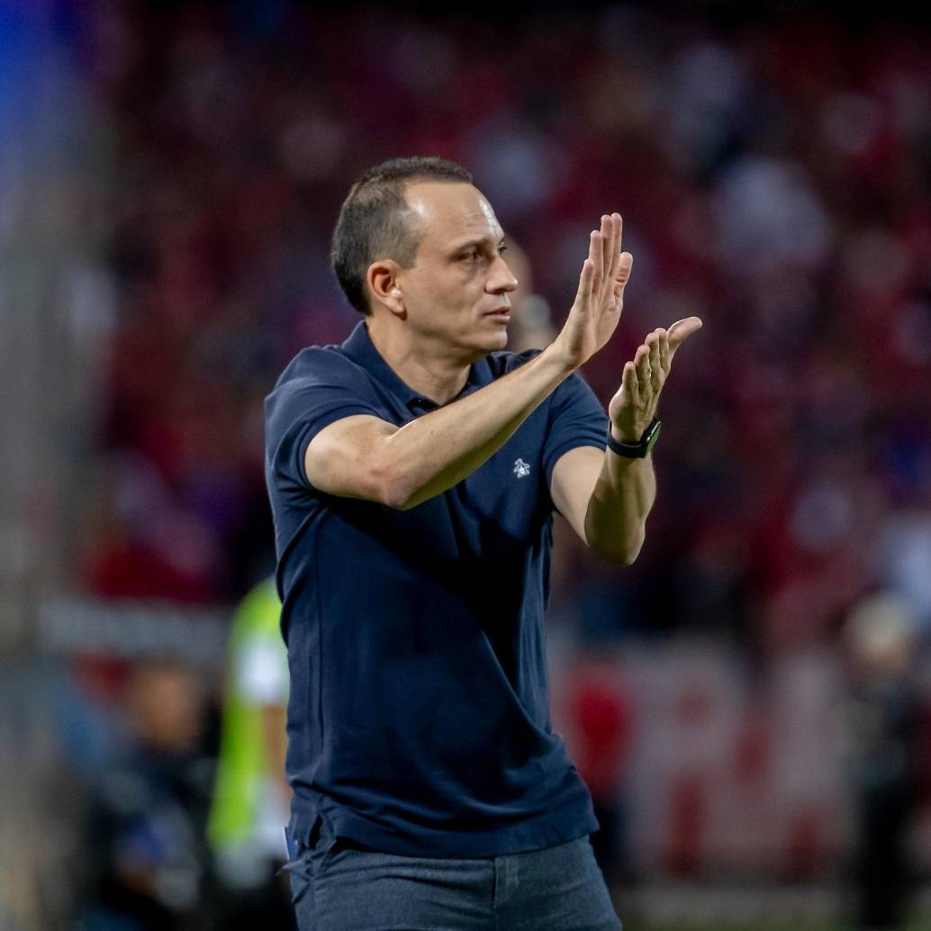 Alejandro Restrepo llegó al DIM en agosto del 2024. Este jueves cumplirá un año al frente del elenco rojo. Lo llevó a la final del Apertura 2025. También jugó cuartos de la Sudamericana. <span class="mln_uppercase_mln">FOTO</span> <b><span class="mln_uppercase_mln">Juan Antonio Sánchez</span></b>