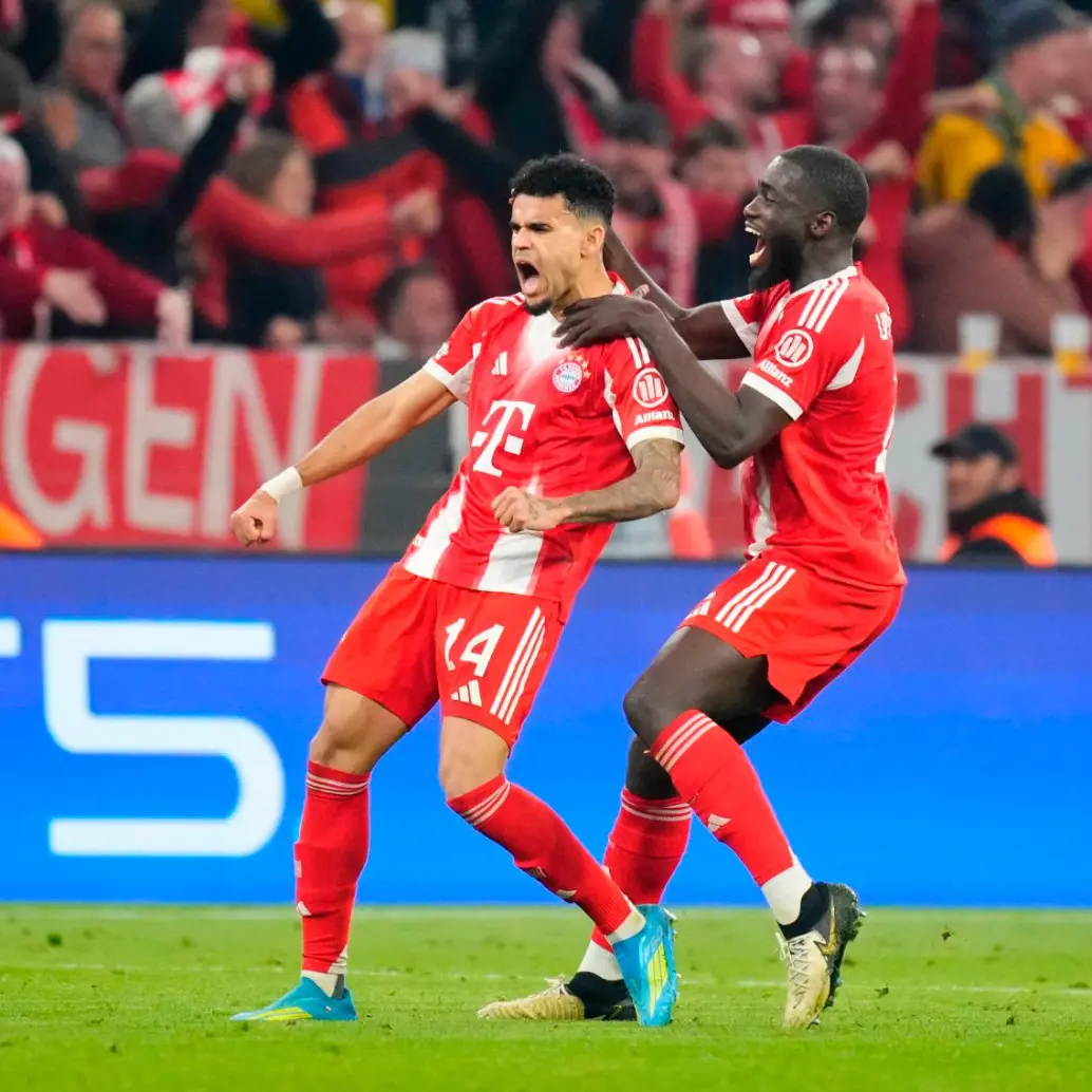 Luis Díaz celebra junto a Dayot Upamecano el gol que le dio la tranquilidad al Bayern Múnich ante el Real Madrid en los cuartos de final de la Champions League, en el Allianz Arena. FOTO<b> GETTY</b>