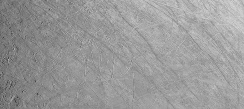 Esta es la superficie cubierta de hielo de la luna Europa de Júpiter que fue capturada por la nave Juno durante el sobrevuelo del 29 de septiembre de 2022. FOTO: NASA
