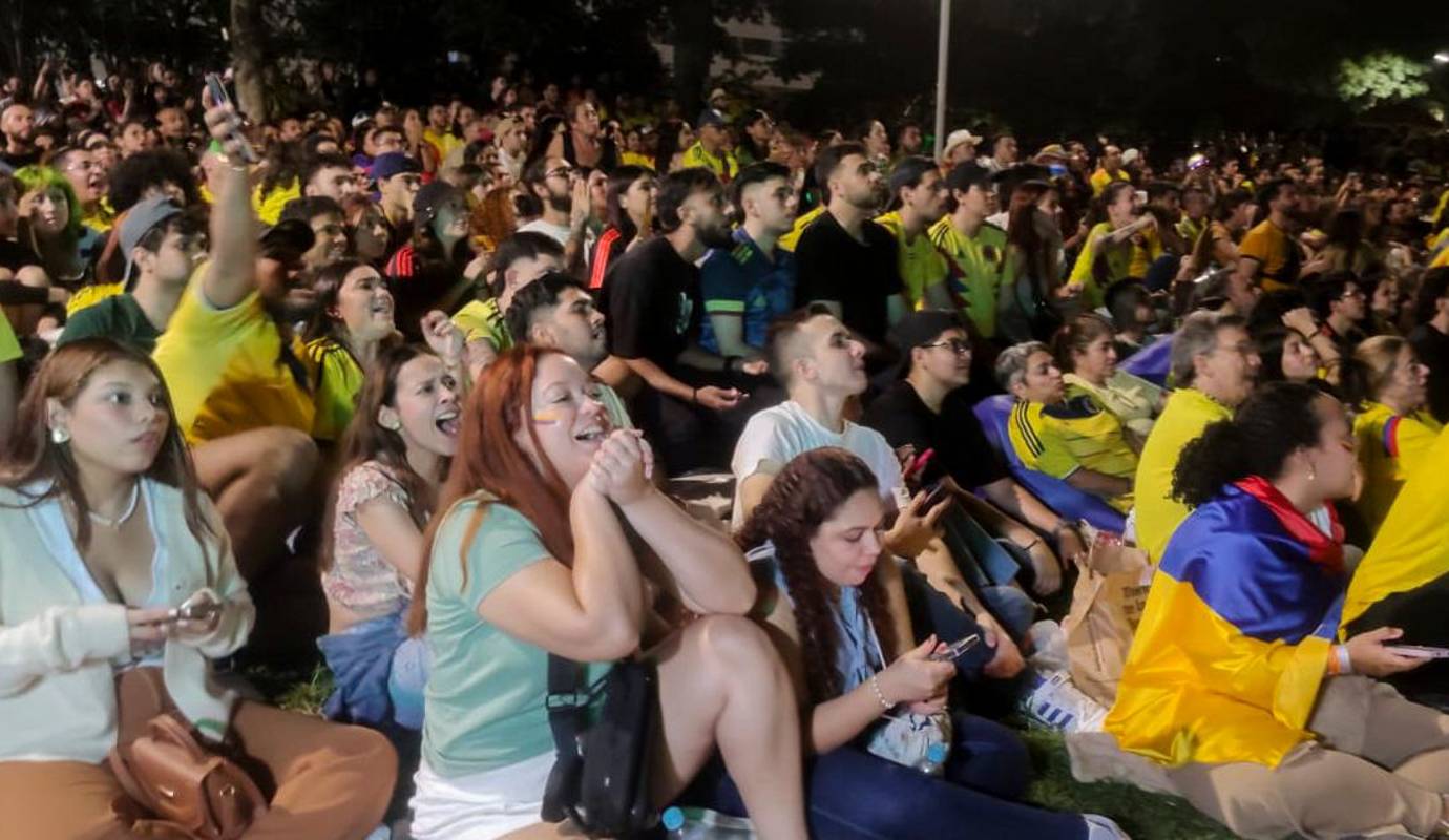 Colombia está encima del arco de Argentina y los hinchas viven intensamente el primer tiempo de la final.(Plazoleta MAMM, Medellin). Foto: Julio Herrera