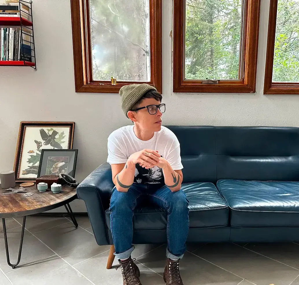 Andrea Gibson fue nombrade poeta laureade de Colorado en 2023, ejerciendo como embajade cultural y promotore de la poesía en escuelas y bibliotecas. FOTO tomada de andreagibson.org