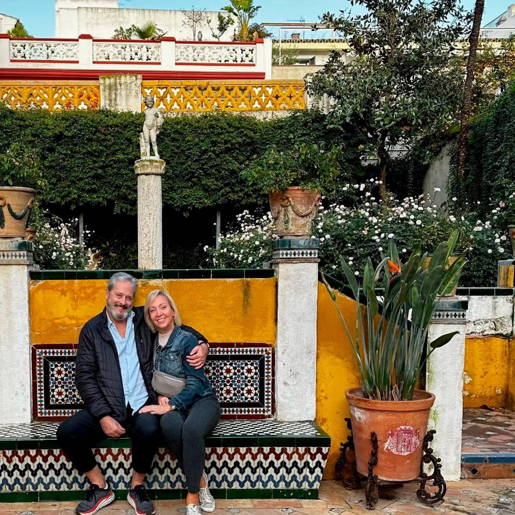 La pareja de esposos Benthall ha viajado por el mundo gracias a unas decisiones que tomaron antes de pensionarse. FOTO: Cortesía Kelly Benthall 