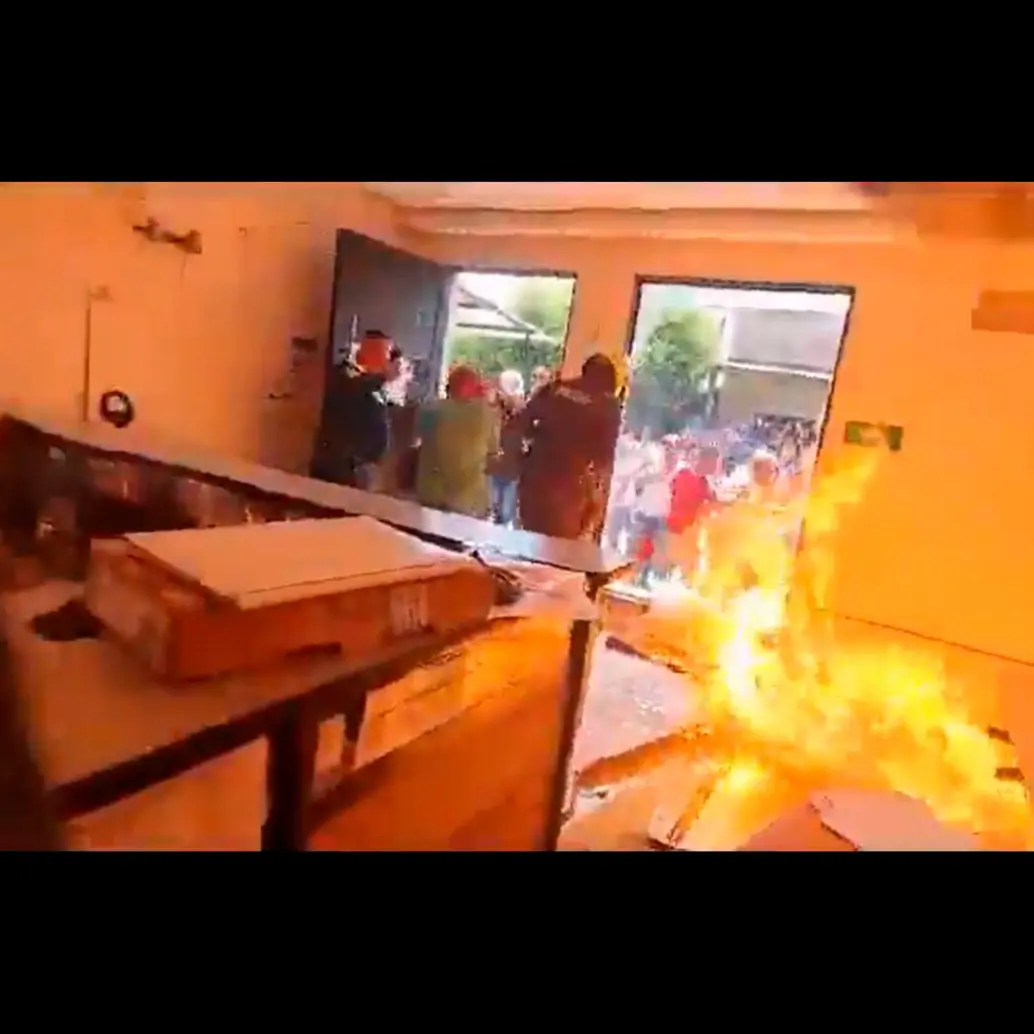 Imágenes del incendio en la sede de la Registraduría en Gamarra. FOTO CAPTURA DE VIDEO
