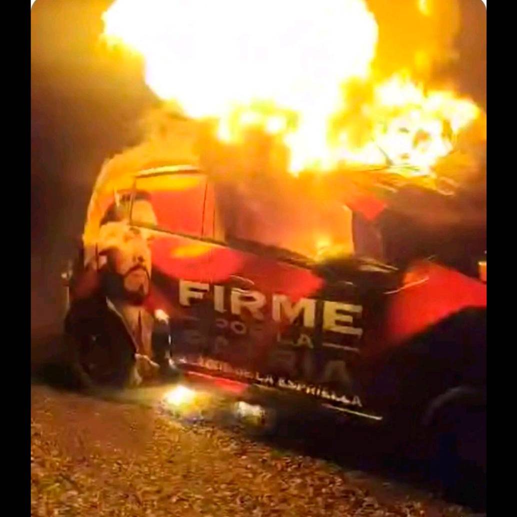 Imagen del ataque a un carro con publicidad de Abelardo de la Espriella en Arauca. FOTO CAPTURA DE VIDEO
