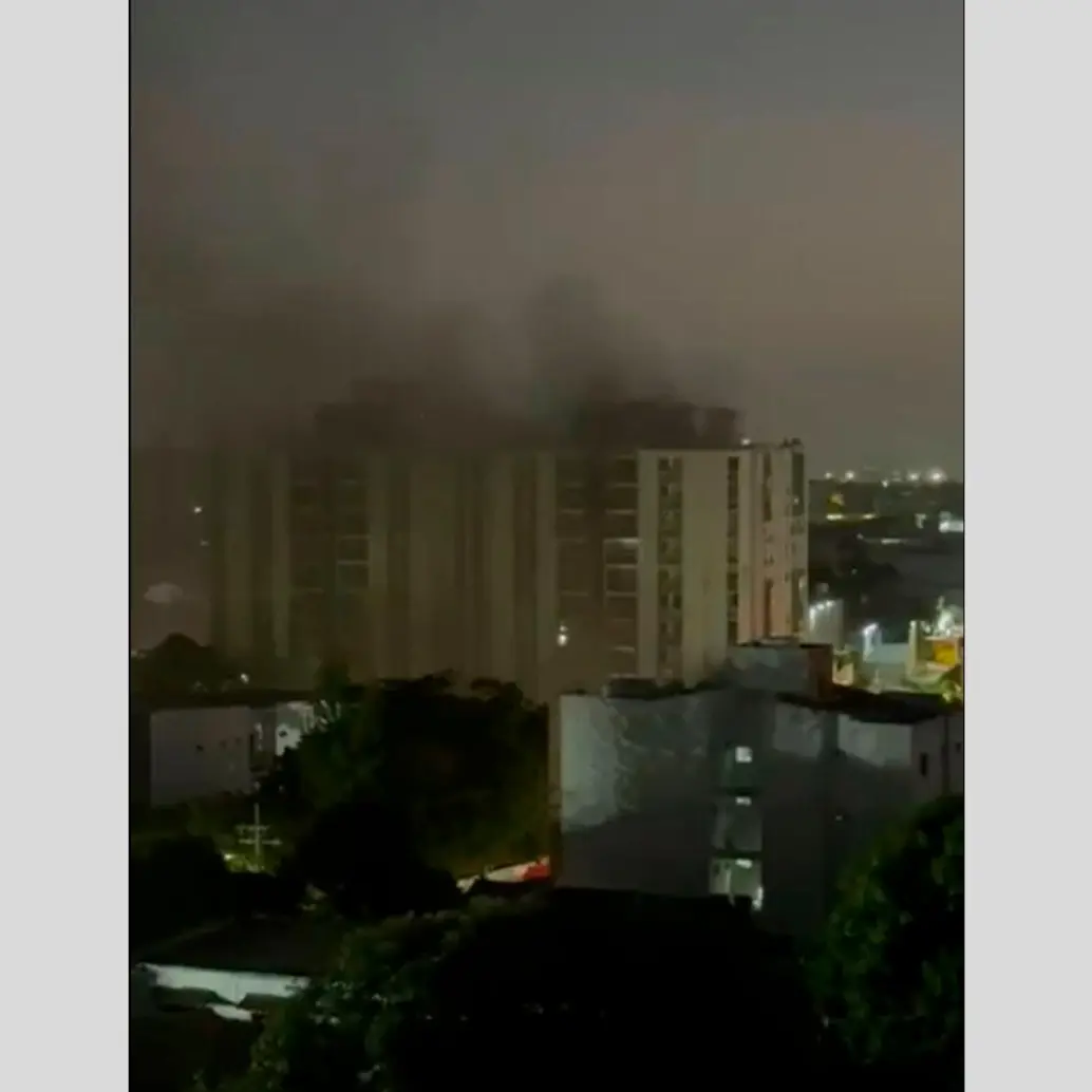 El incendio se presentó en el conjunto residencial Flores de Recreo de Barranquilla. FOTO CAPTURA DE VIDEO