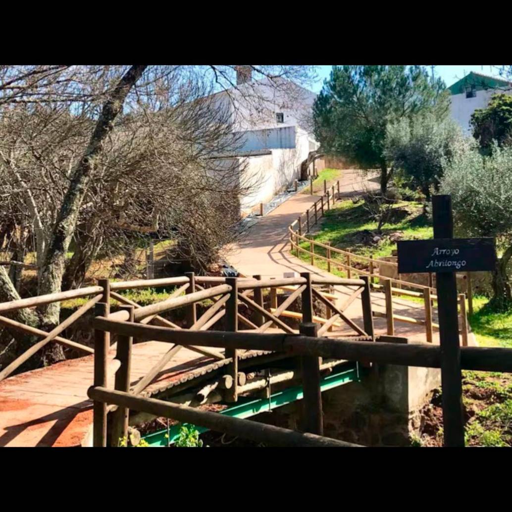 Imagen del puente que comunica dos países europeos, que mide seis metros de longitud. FOTO CORTESÍA @UNSITIODIFERENT
