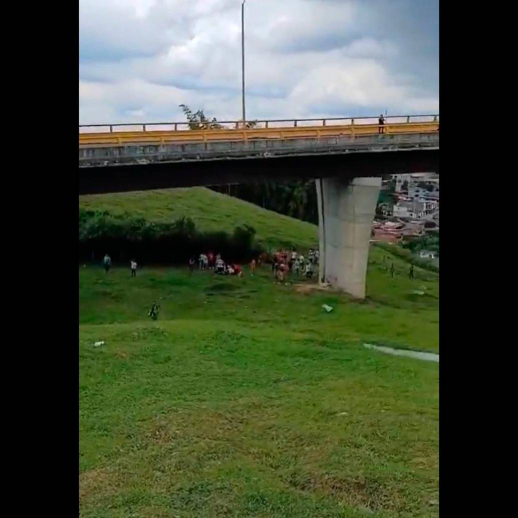 El accidente ocurrió en el puente Helicoidal de Calarcá (Quindío), en el sentido que viene desde el Alto de La Línea. FOTO CAPTURA DE VIDEO